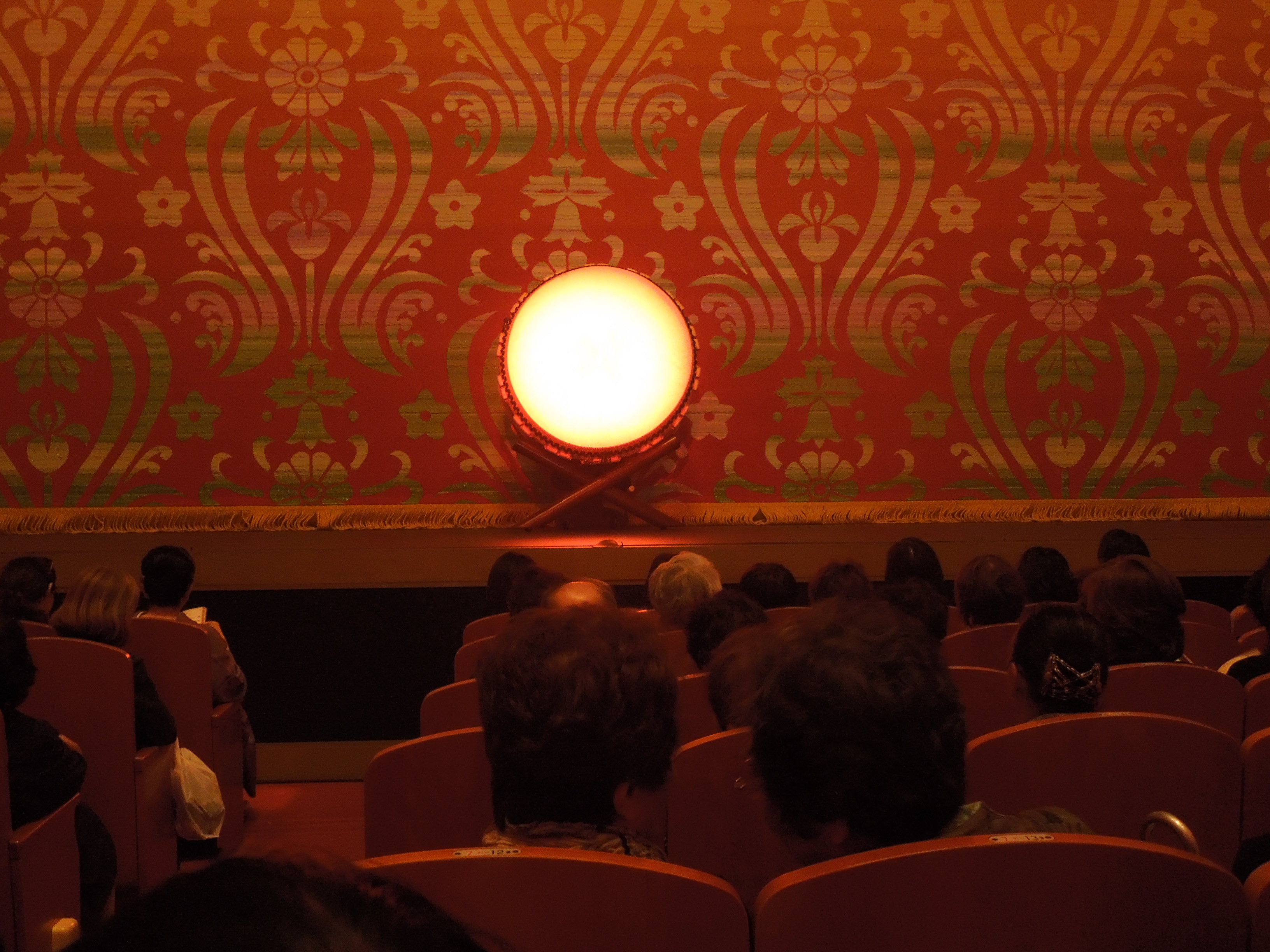 Clever lighting effect created this round drum-sun-mirror preceding the production
