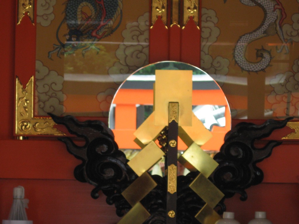Đối với Thần Đạo Nhật Bản, gương thần Shinkyo là một vật dụng vô cùng quan trọng. Nó được đặt trong đền ở nơi trang trọng.