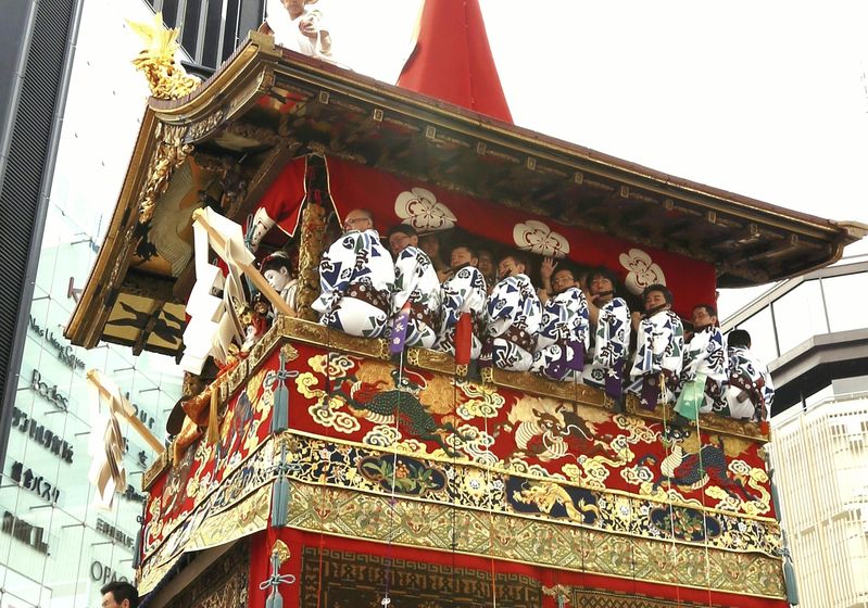 A yamahoko band playing Gion Festival music (Gionbayashi) during the parade of floats. (Photo courtesy Yomiuri Shimbun)