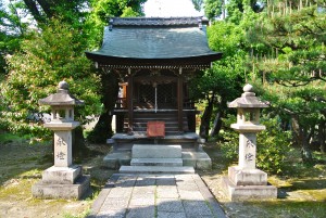 Once a virtual clan shrine for the Hata, Osake Jinja has seen better days but has managed to survive into the present.