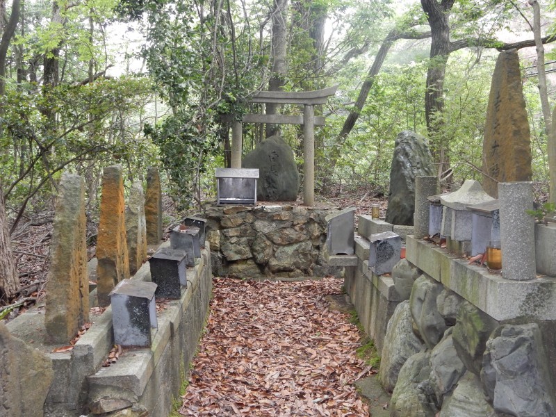 The profusion of 'otsuka' stone altars is reminiscent of Fushimi Inari