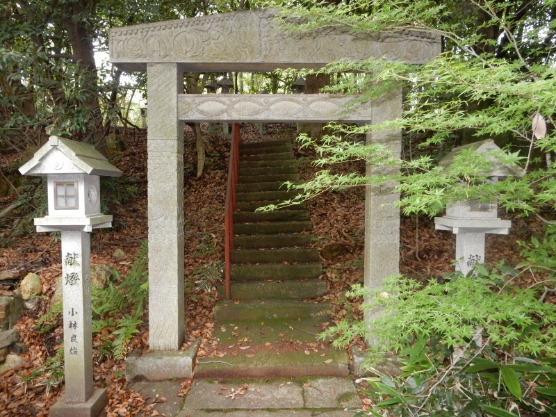 There was another torii carved by Domoto Insho, but not so grand as the one in the lower section