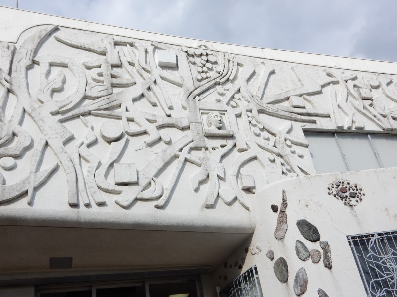 Domoto designed the Domoto Museum himself, with a relief of his mother prominent in the design