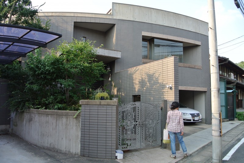 The house of the Oiwa Jinja owner, substantial by Japanese standards