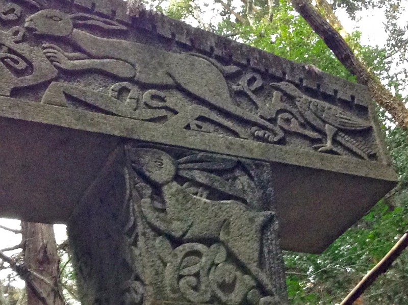 Rabbits and birds, along with human figures, are the main elements in the Domoto motif