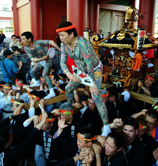 Yakuza at the Sanja Festival (photo by 'Yumi' for Japanworld)