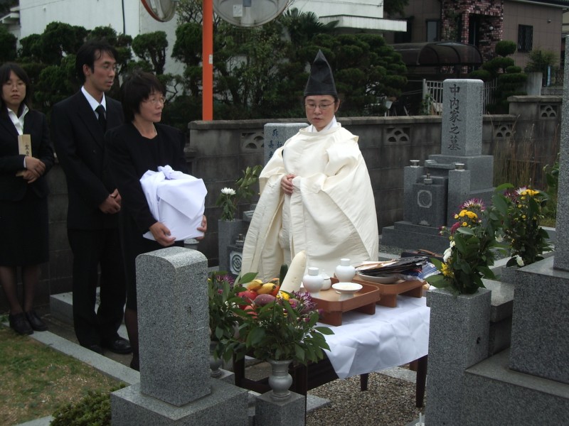Shinto funerals are not carried out in shrines, but in Buddhist cemeteries and elsewhere