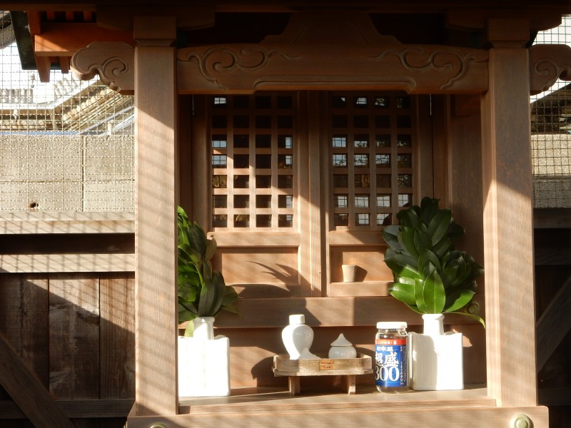 Offerings for the dead are similar to those for a kami – water, salt and saké.