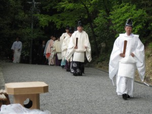 Shinto priests holding the 'shaku', symbol of authority