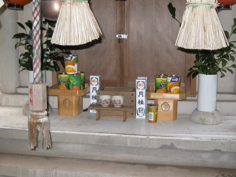 Offerings for the dead, as for kami, may include favourite food or drink alongside water, saké, salt and rice grains.