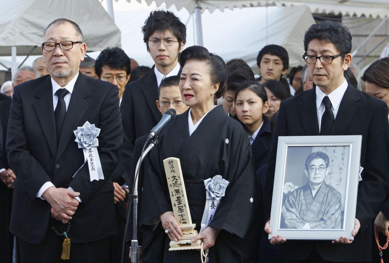 A Japanese funeral with photo of the deceased and name tablet (courtesy moviespix.com).