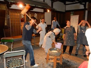pounding mochi (mochitsuki)