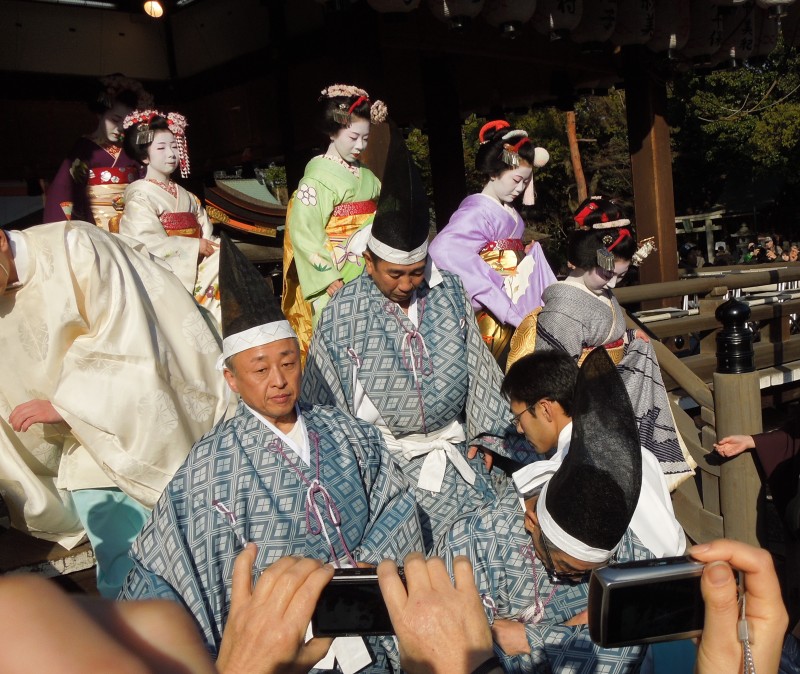 Maiko at Yasaka Jinja