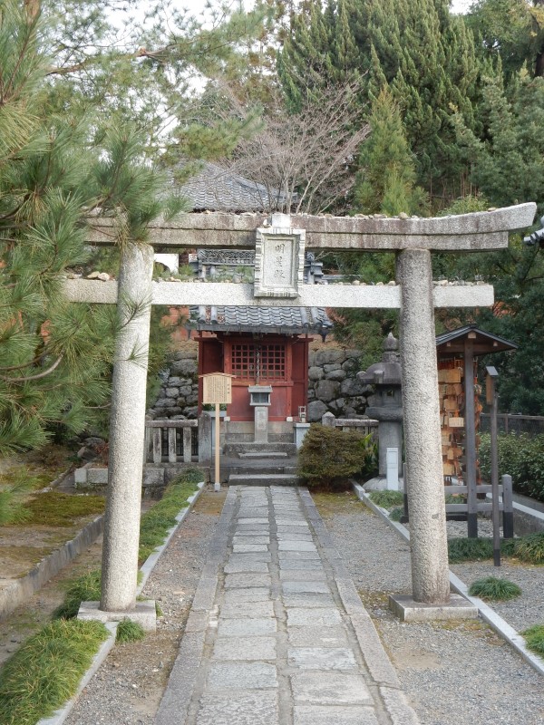 Myojouden, the small Shinto shrine in the eastern part of the temple precincts honouring Raku Daimyojin