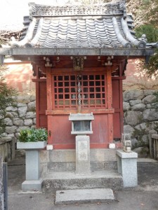 Shrine building, housing the spirit of Raku Daimyojin