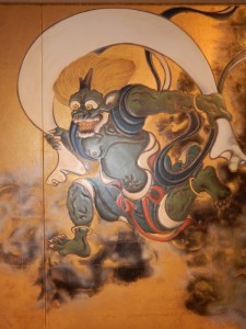 The temple is famous for its paintings by Tawaraya Sotatsu of Raijin (thunder deity) and Fujin (wind deity) – personifications of unseen forces i.e. kami.