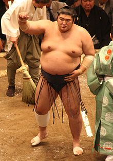 Ozeki Kotomitsuki tosses salt into the ring as a form of purification and protection against injury ( Wikicommons)