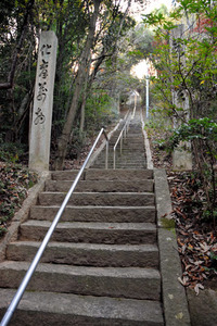 The stone stairway leading to the shrine buildings is “holy ground” for anime fans. (Takuya Nishie)