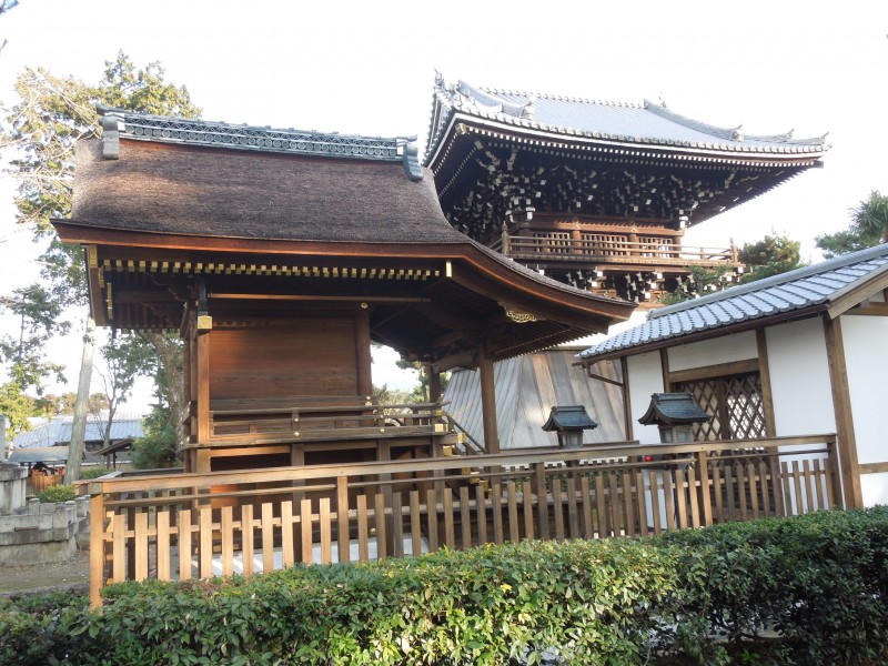 Characteristic Shinto and Buddhist roofs next to each other at Shokoku-ji. In the foreground the shingled Benzaiten shrine, in the background the tiled roof of the Zen temple's belltower.