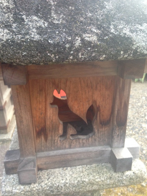 Stone lantern with fox cut-out – an unusual touch