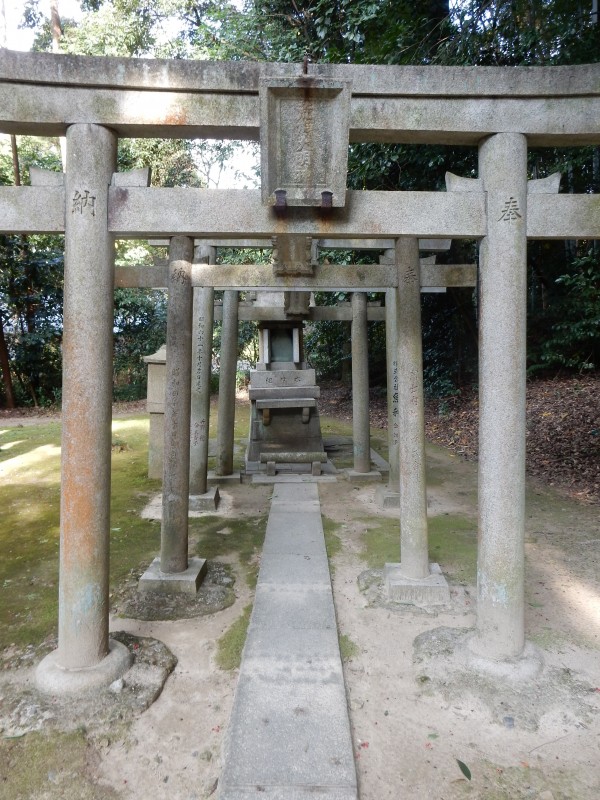 A Zen-Shinto shrine. Actually it's not counted as Shinto as it's a kami shrine maintained by Zen monks. An anomaly not included in the post-Meiji artificial split.