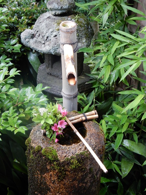 Did the water basin of Zen and the tea ceremony borrow from that of Shinto....