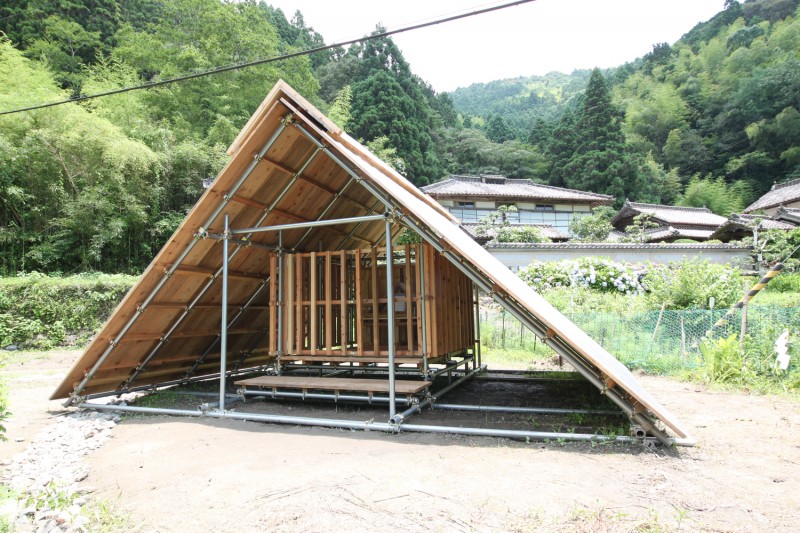 old_abandoned_houses_on_the_back_side_of_the_shrine