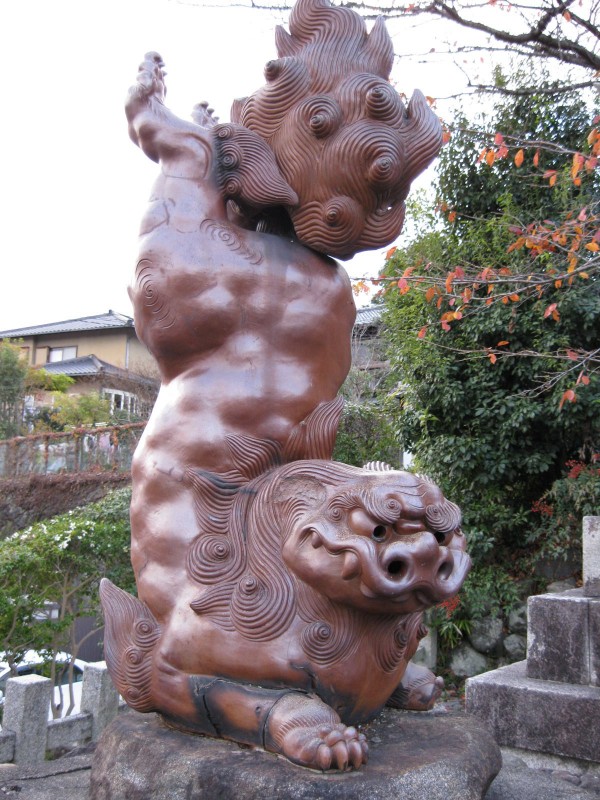 Handstand komainu in distinctive form